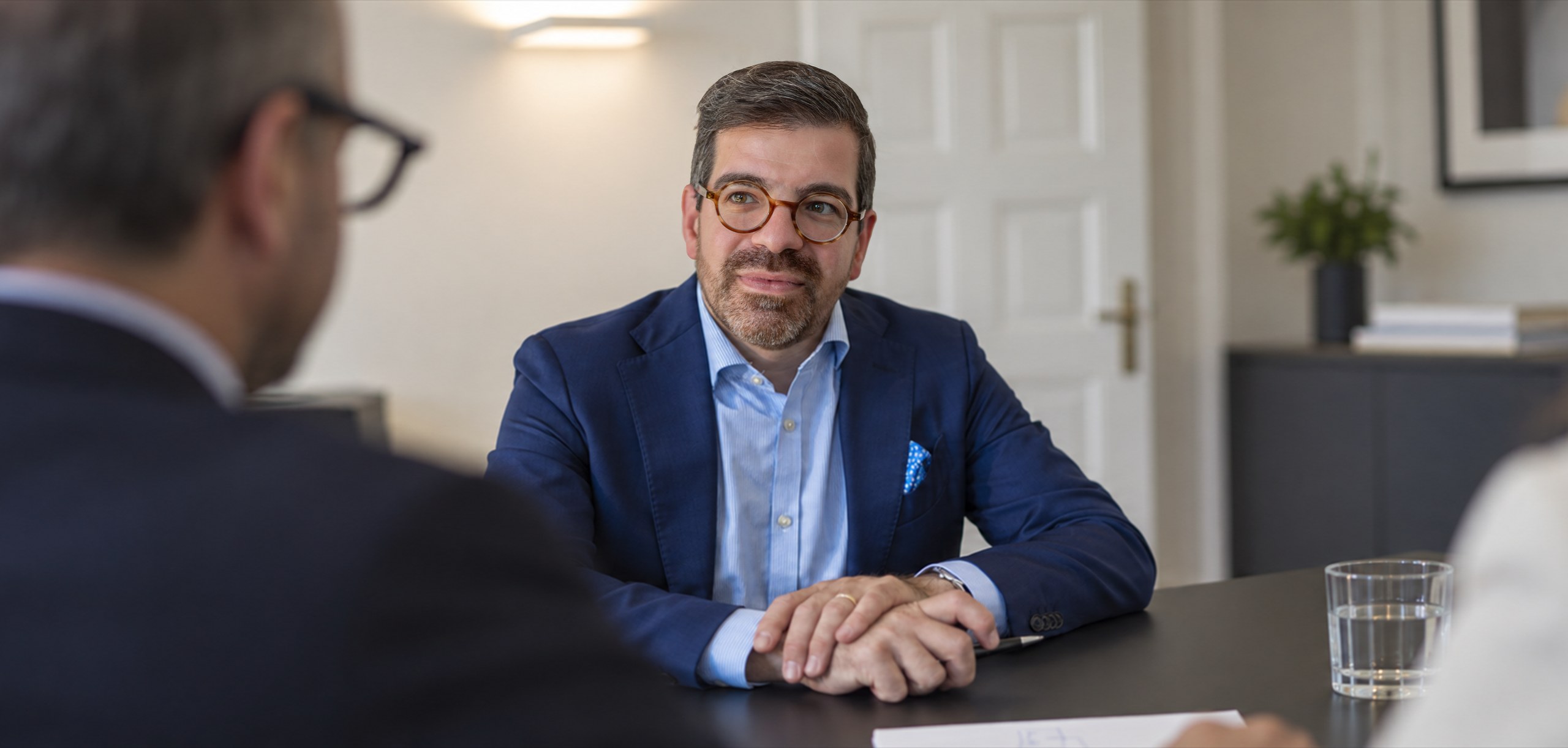 Tilman Krischan im Gespräch am Besprechungstisch