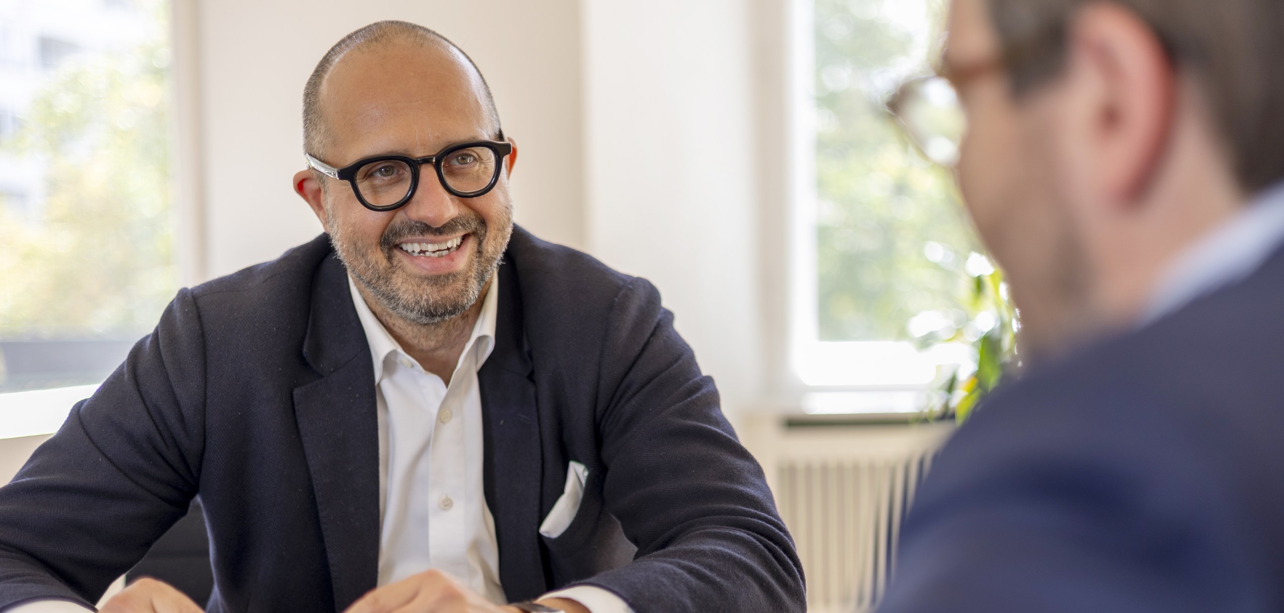 Manuel Numrich im Gespräch am Besprechungstisch